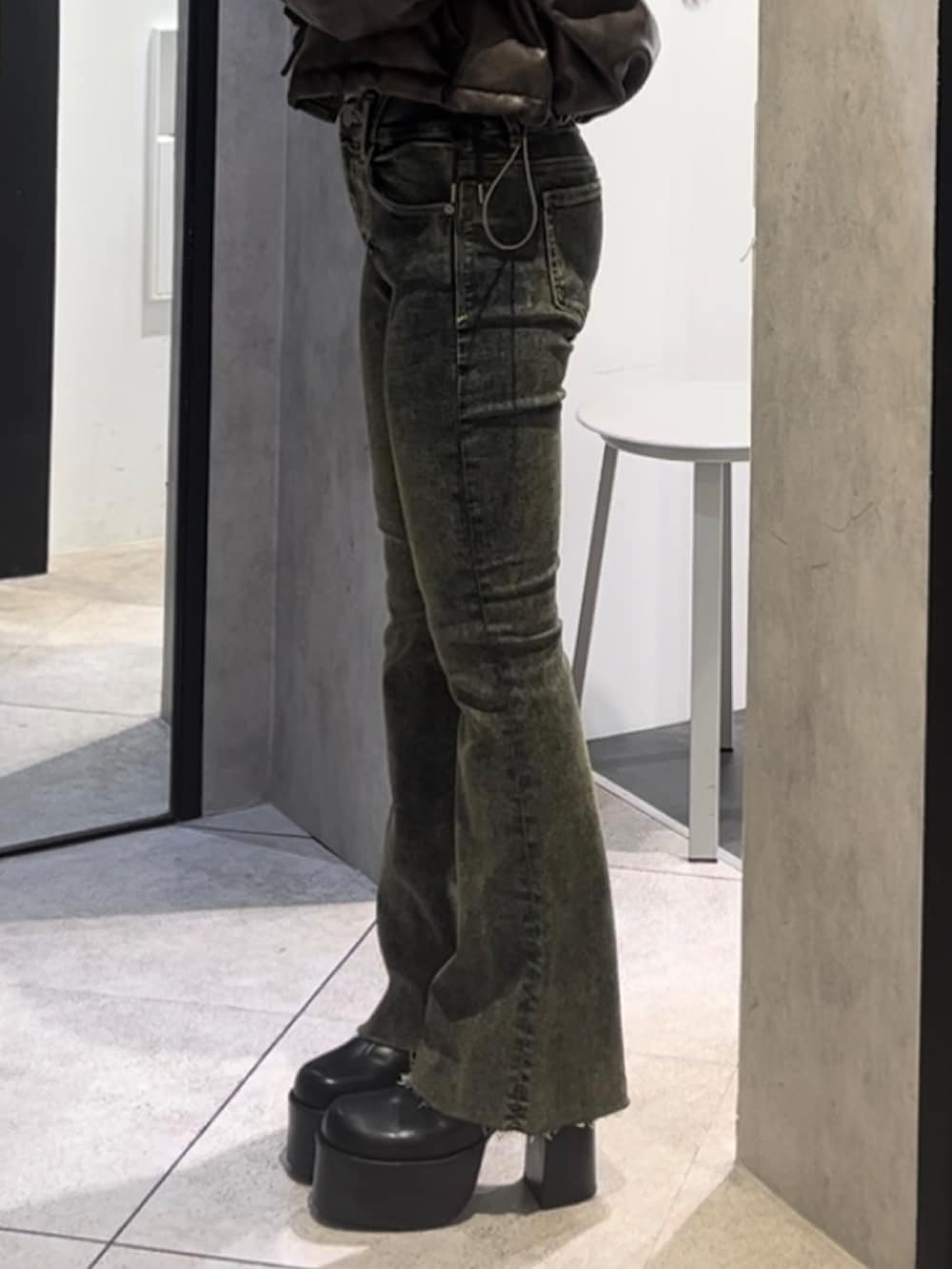 ブラウン系のダウンジャケット/コート、ホワイト系のニット/セーター、ブルー系のデニムパンツを着用したレディースの冬コーディネートの10枚目の写真