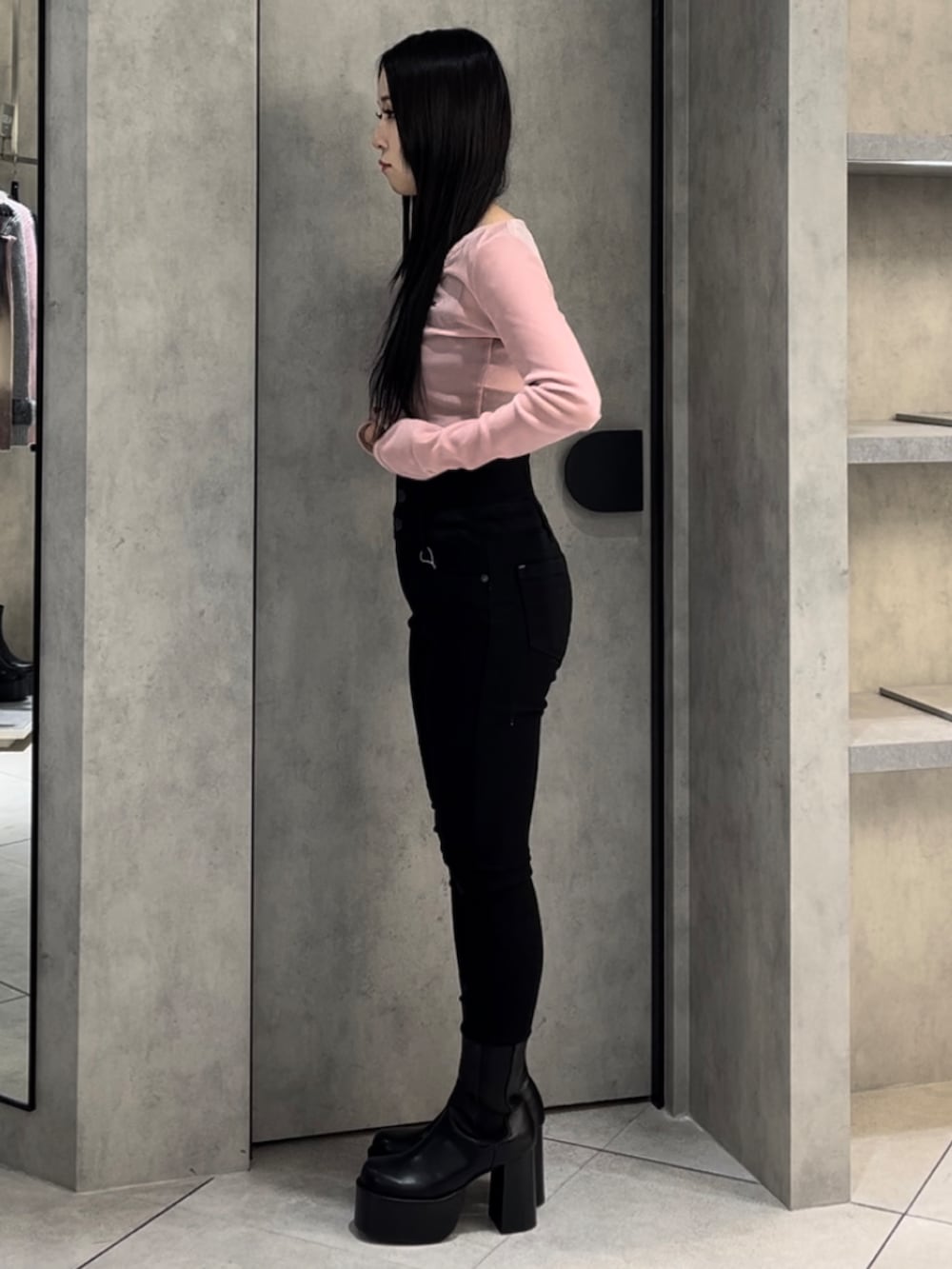 ピンク系のTシャツ/カットソー、ブラック系のデニムパンツ、ブラック系のブーツを着用したレディースの冬コーディネートの3枚目の写真