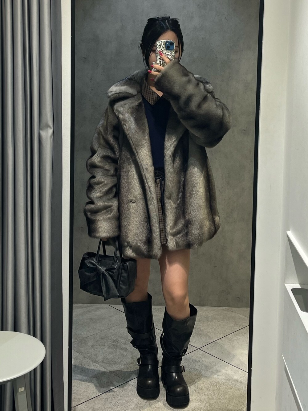 グレー系のその他アウター、ブルー系のシャツ/ブラウス、ブルー系のスカートを着用したレディースの冬コーディネートの8枚目の写真