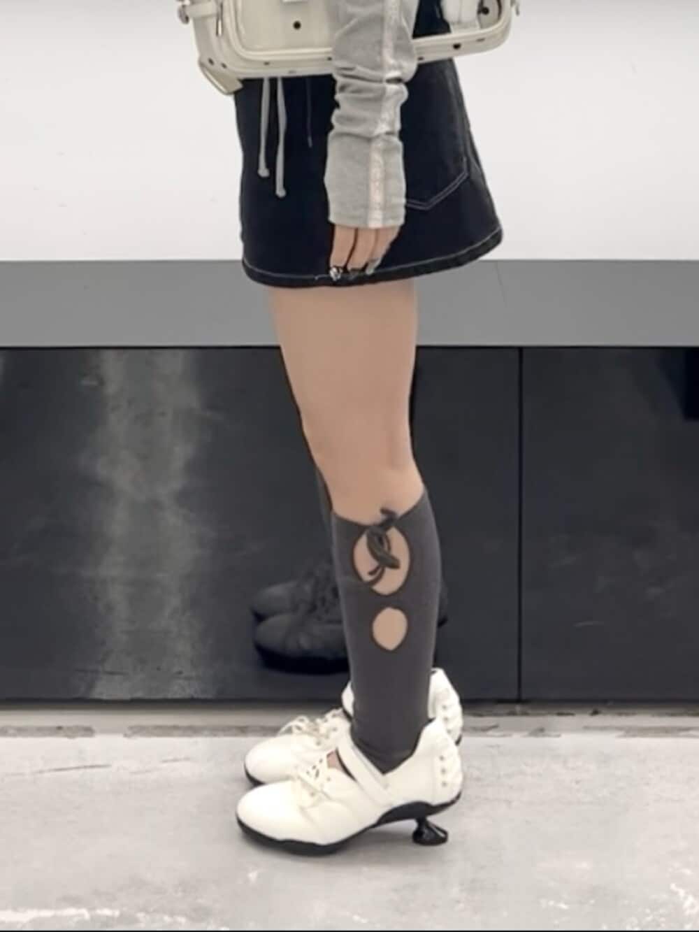 ブルー系のスカート、グレー系のTシャツ/カットソー、ホワイト系のショルダーバッグを着用したレディースの春コーディネートの10枚目の写真