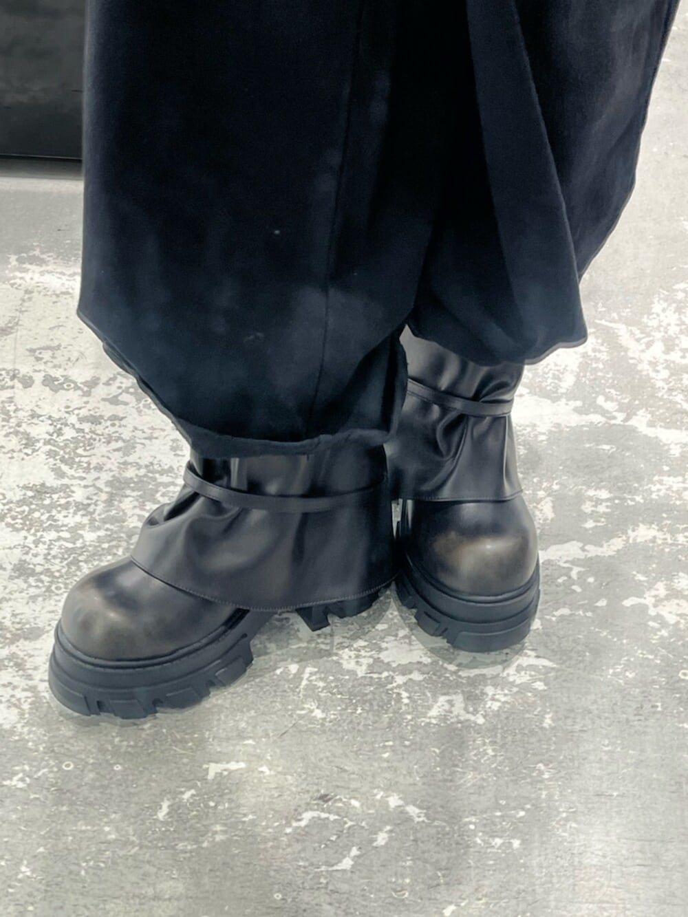 ブラック系のスウェットパンツ、ブラック系のブーツ、ブラック系のTシャツ/カットソーを着用したレディースの春コーディネートの10枚目の写真