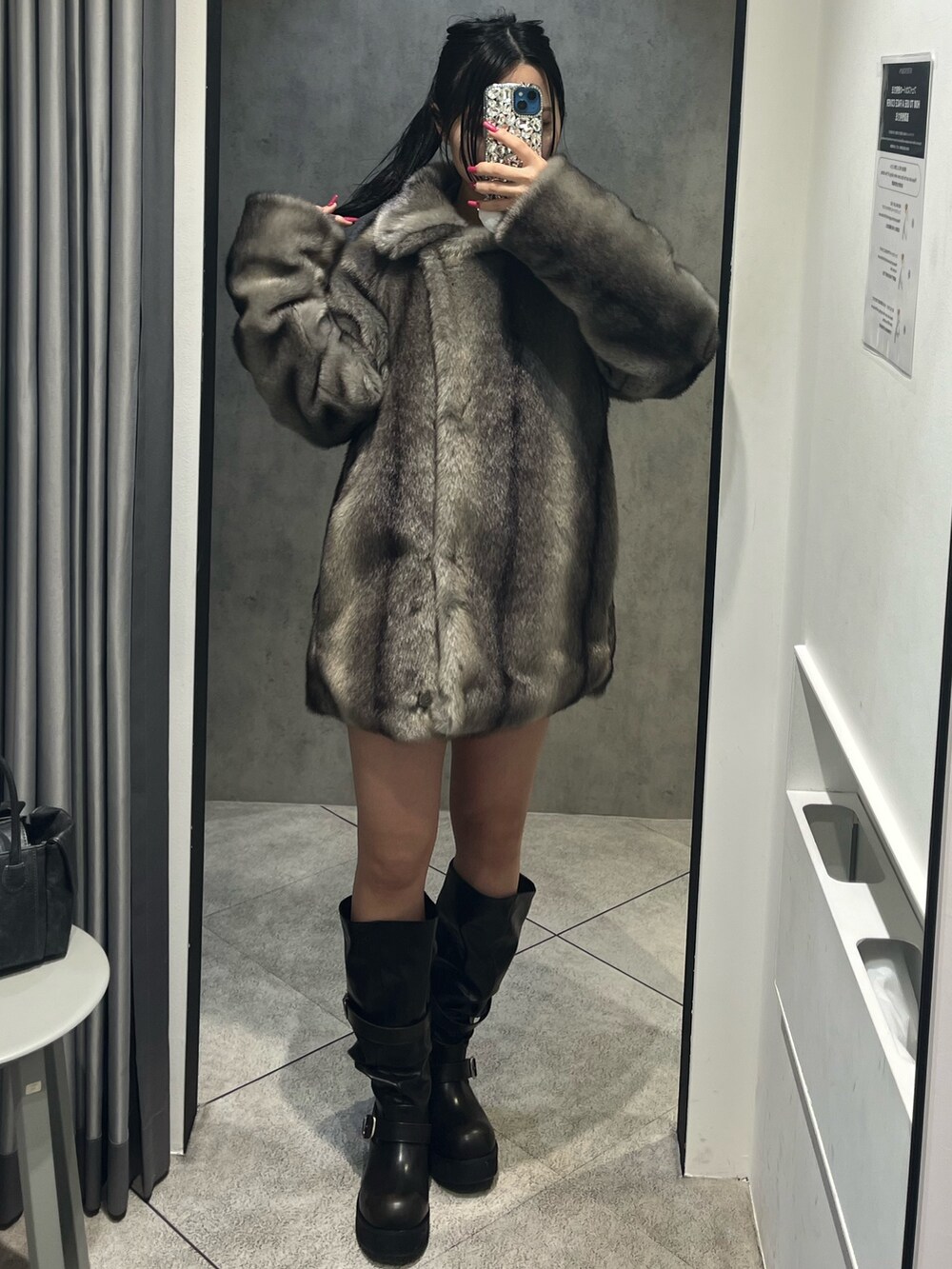 グレー系のその他アウター、ブルー系のシャツ/ブラウス、ブルー系のスカートを着用したレディースの冬コーディネートの4枚目の写真