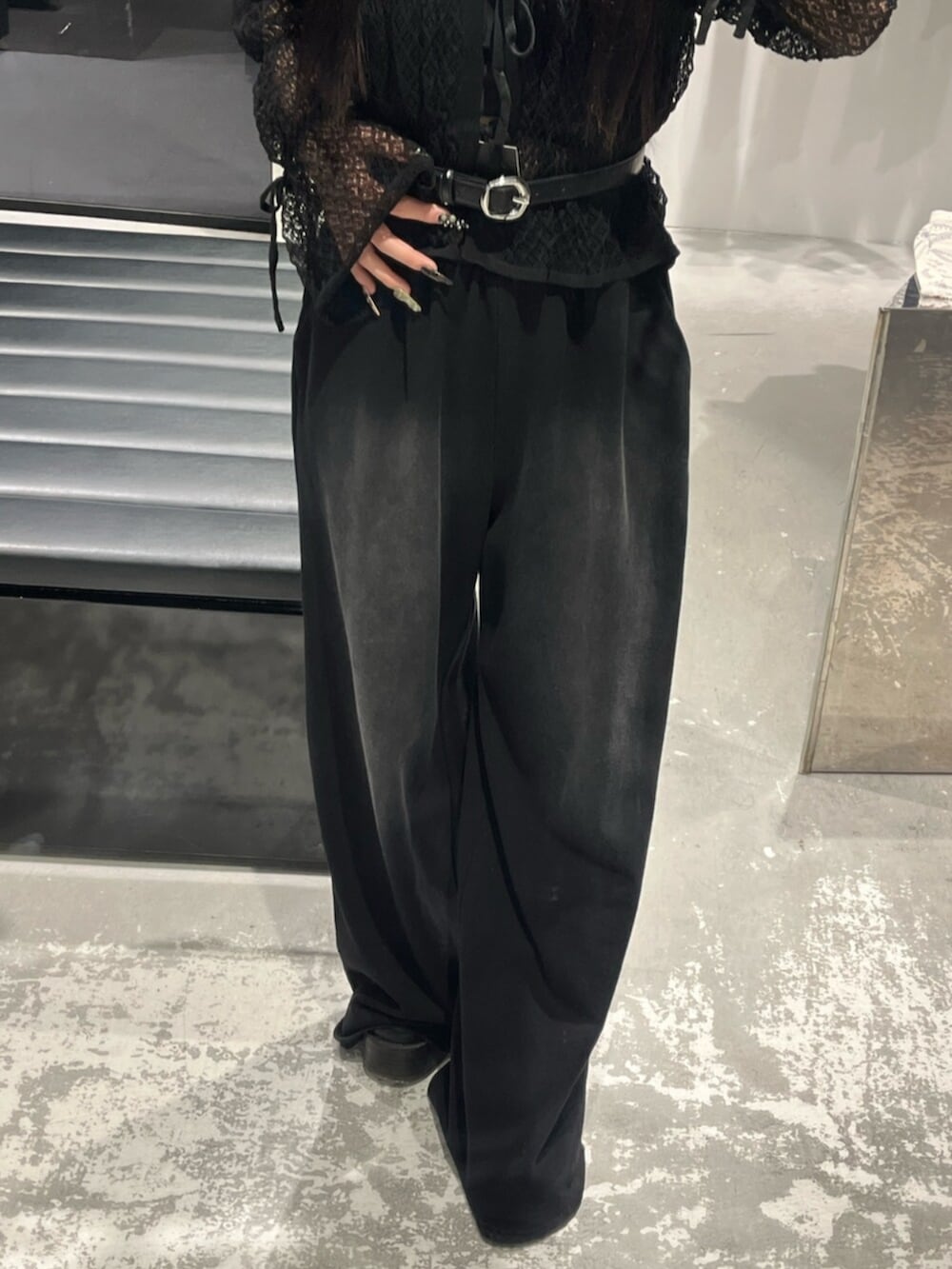 ブラック系のブーツ、ブラック系のニット/セーター、ブラック系のスウェットパンツを着用したレディースの春コーディネートの8枚目の写真