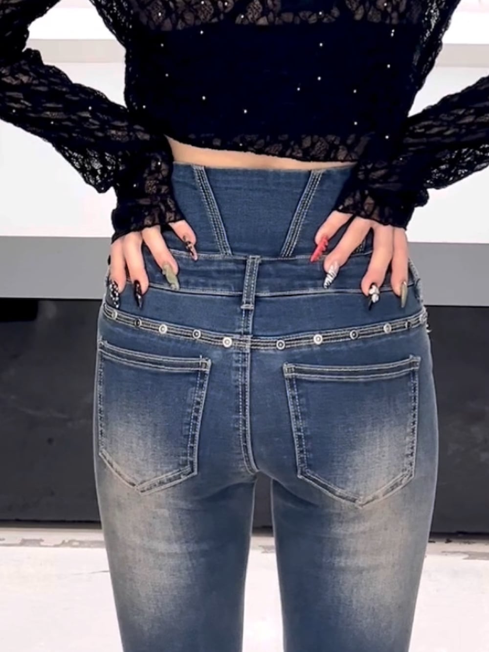 ブラック系のTシャツ/カットソー、ブルー系のデニムパンツ、ブラウン系のショルダーバッグを着用したレディースの春コーディネートの8枚目の写真