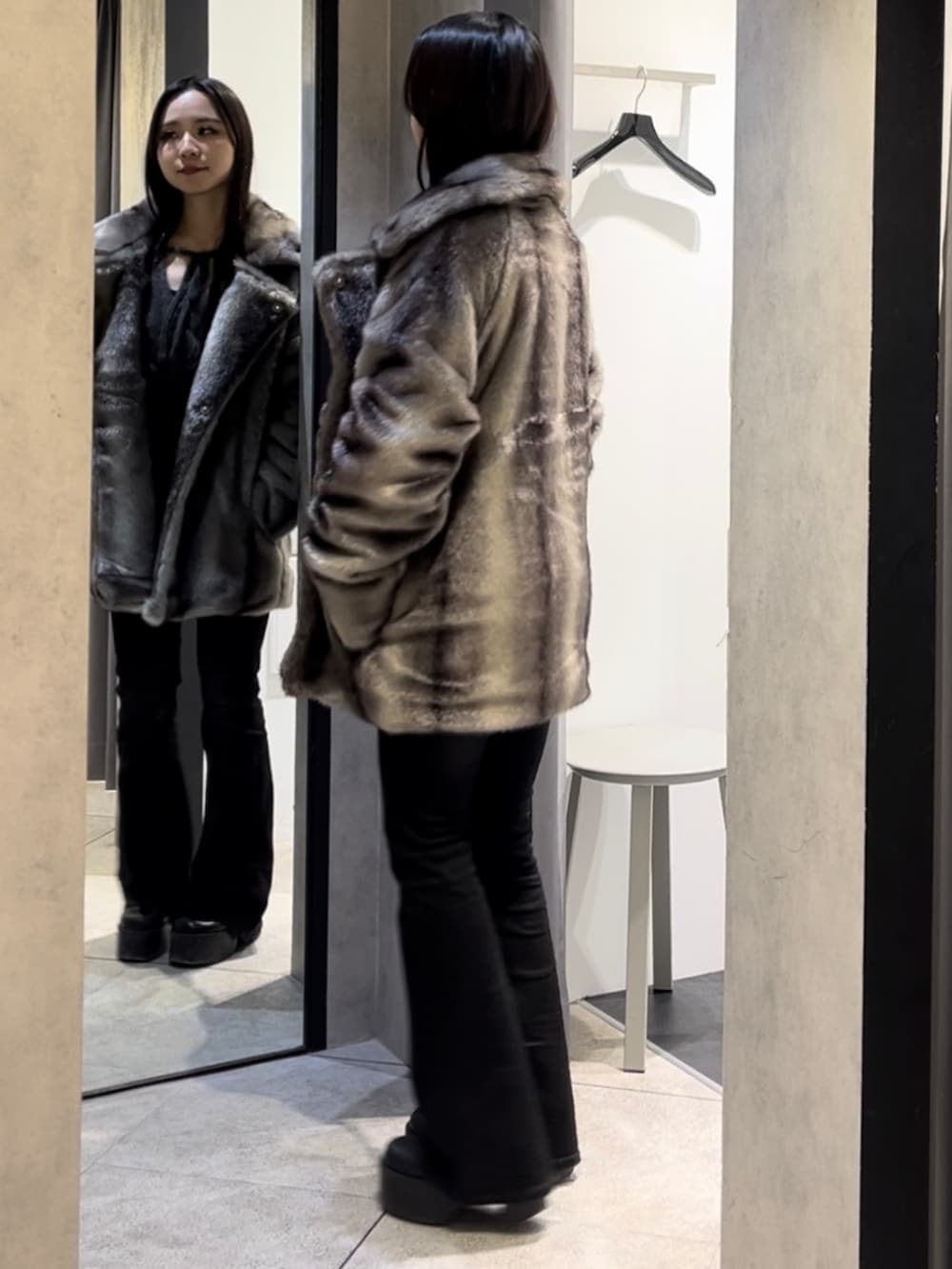 グレー系のその他アウター、グレー系のニット/セーター、ブラック系のデニムパンツを着用したレディースの冬コーディネートの2枚目の写真