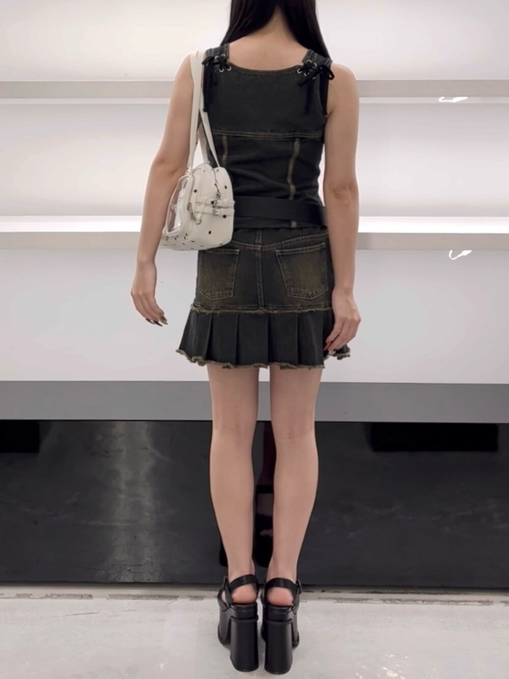 ブルー系のワンピース、ホワイト系のショルダーバッグ、ブラック系のサンダルを着用したレディースの春コーディネートの4枚目の写真