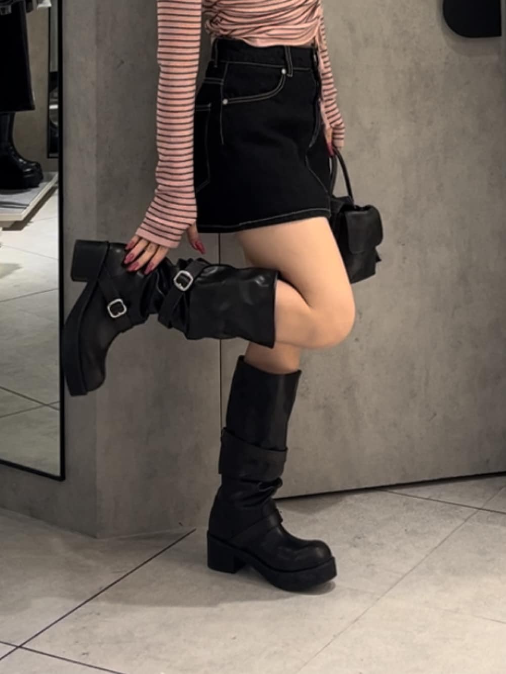 ピンク系のニット/セーター、ブルー系のスカート、ブラウン系のハンドバッグを着用したレディースの冬コーディネートの7枚目の写真