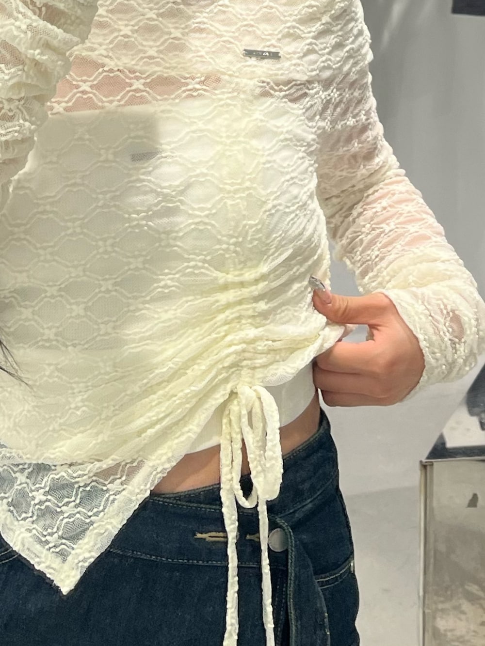 ブラック系のサンダル、ブルー系のスカート、ホワイト系のTシャツ/カットソーを着用したレディースの春コーディネートの6枚目の写真