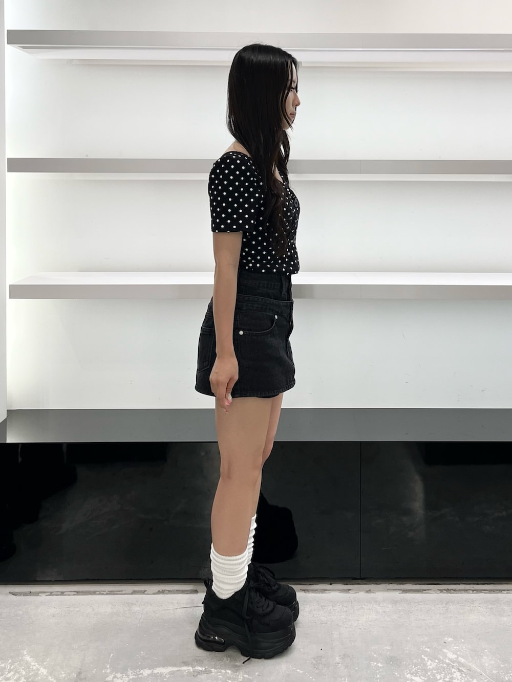 その他のTシャツ/カットソー、ブラック系のスニーカー、ブラック系のスカートを着用したレディースの夏コーディネートの3枚目の写真