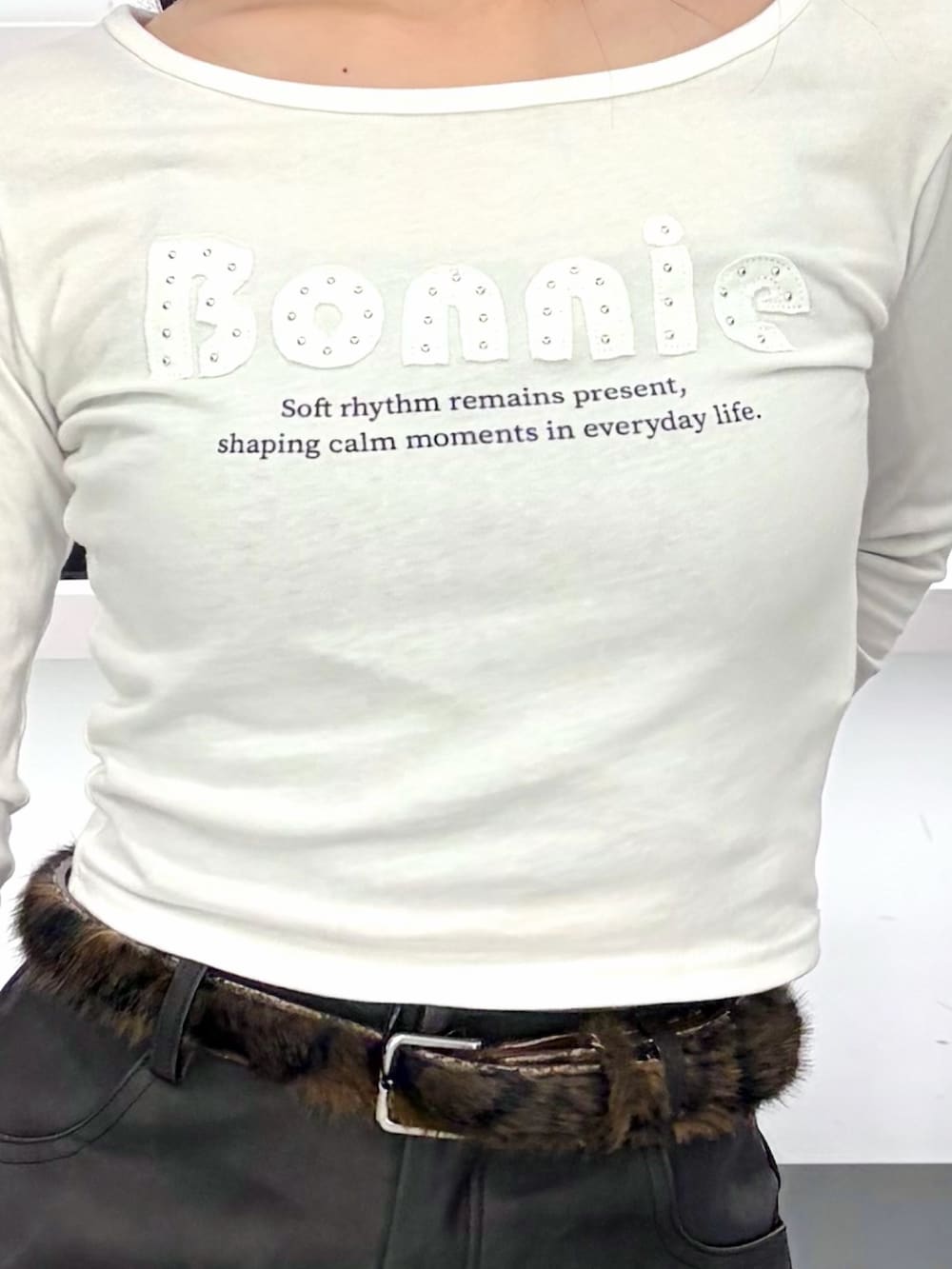 ホワイト系のTシャツ/カットソー、ブラウン系のショルダーバッグ、ブラック系のその他パンツを着用したレディースの秋コーディネートの8枚目の写真