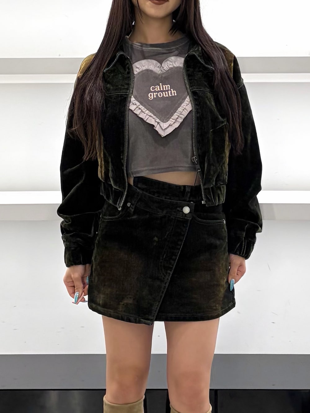 グリーン系のブルゾン、グレー系のTシャツ/カットソー、グリーン系のスカートを着用したレディースの夏コーディネートの10枚目の写真