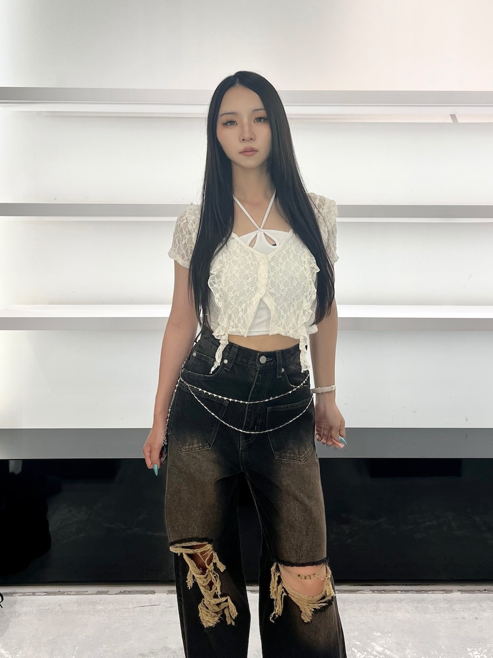 ホワイト系のTシャツ/カットソー、ブラック系のデニムパンツ、ブラック系のサンダルを着用したレディースの夏コーディネートの5枚目の写真