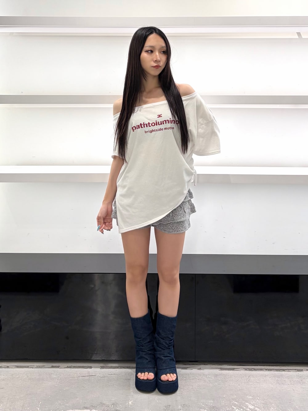 ホワイト系のTシャツ/カットソー、グレー系のスカート、ブルー系のサンダルを着用したレディースの夏コーディネートの7枚目の写真