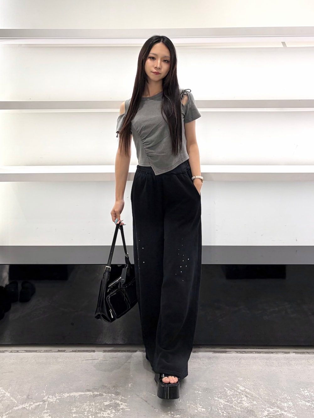グレー系のTシャツ/カットソー、ブラック系のスウェットパンツ、ブラック系のサンダルを着用したレディースの夏コーディネートの5枚目の写真