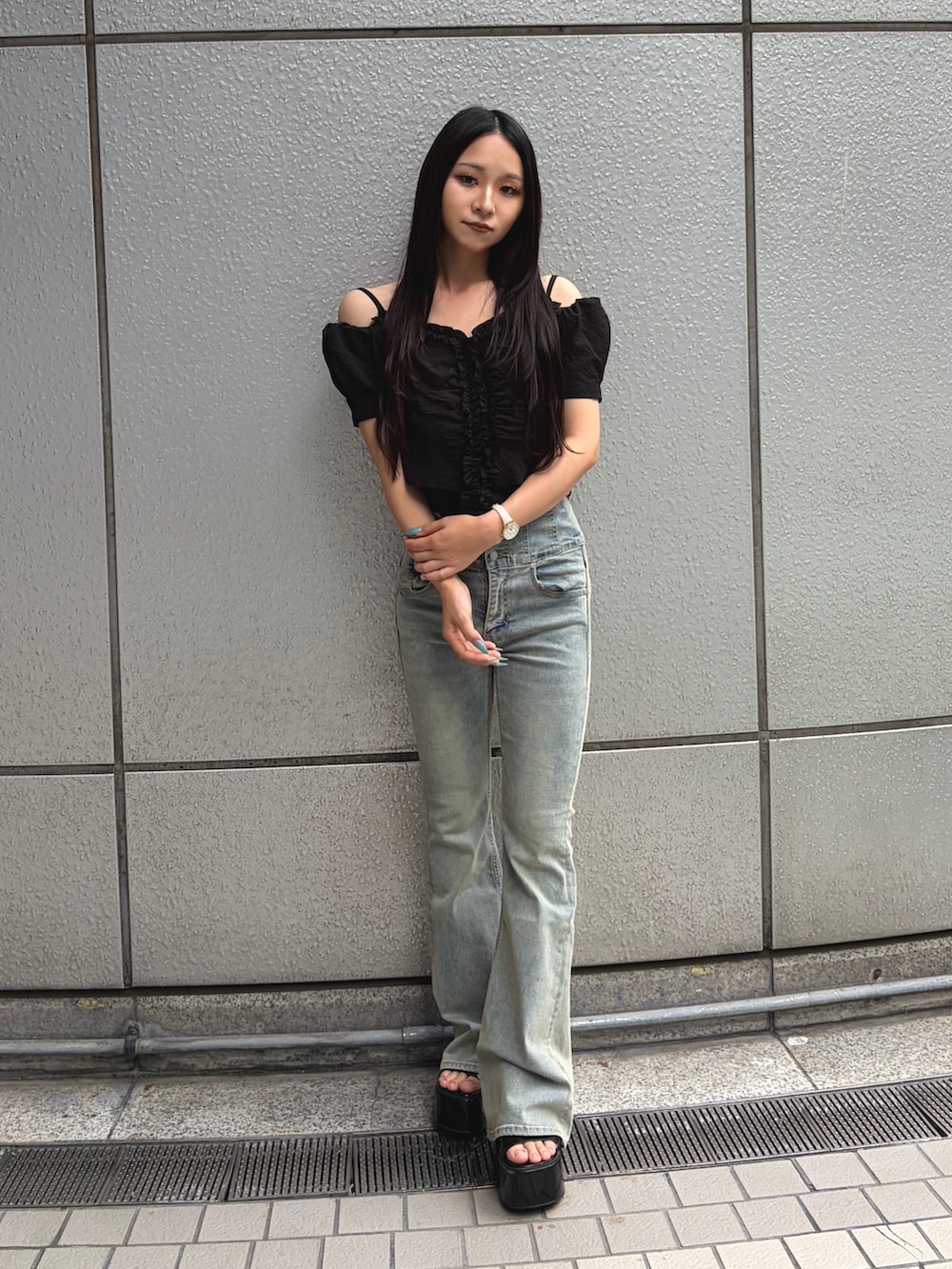 ブラック系のTシャツ/カットソー、ブルー系のデニムパンツ、ブラック系のサンダルを着用したレディースの夏コーディネートの6枚目の写真