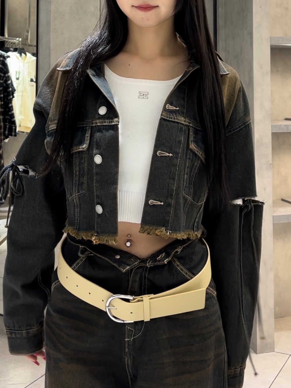 ブルー系のデニムジャケット、ホワイト系のニット/セーター、ブルー系のデニムパンツを着用したレディースの冬コーディネートの7枚目の写真