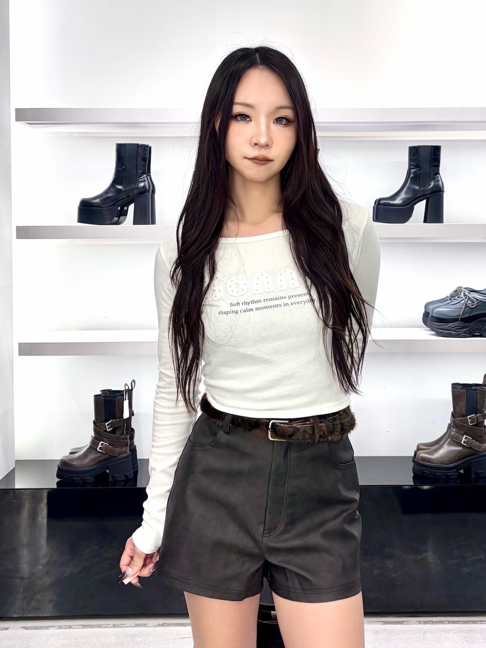 ホワイト系のTシャツ/カットソー、ブラウン系のショルダーバッグ、ブラック系のその他パンツを着用したレディースの秋コーディネートの5枚目の写真