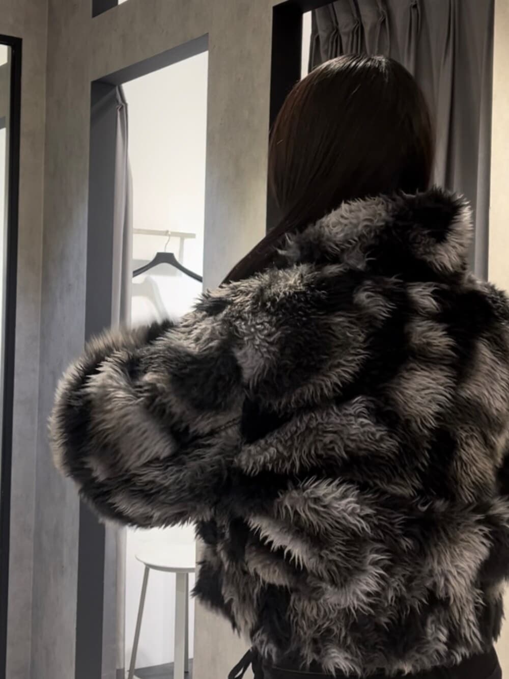 ブルー系のブルゾン、ブラック系のデニムパンツ、ブラック系のブーツを着用したレディースの冬コーディネートの7枚目の写真