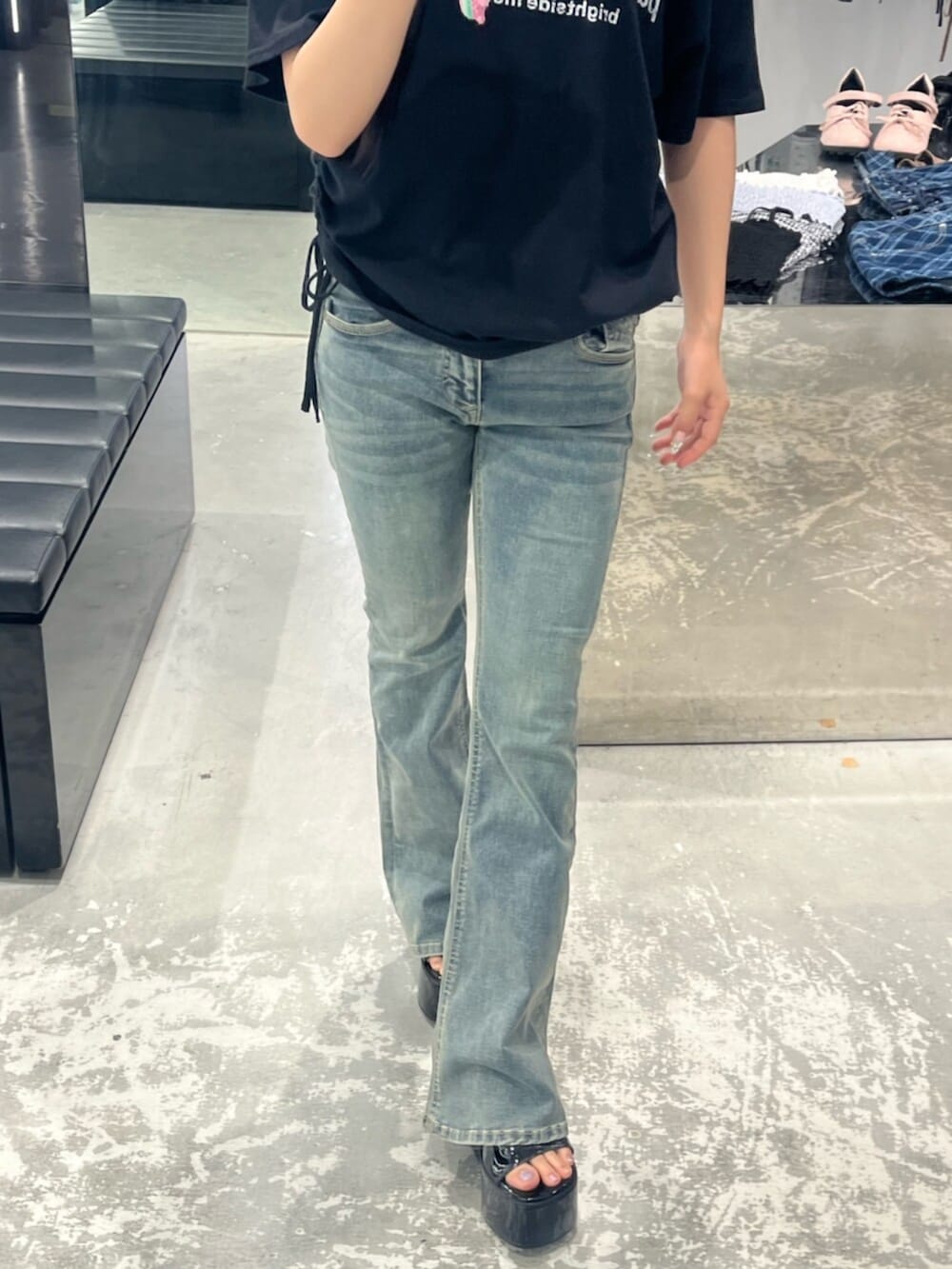 ブラック系のサンダル、ブラック系のTシャツ/カットソー、ブルー系のデニムパンツを着用したレディースの春コーディネートの5枚目の写真