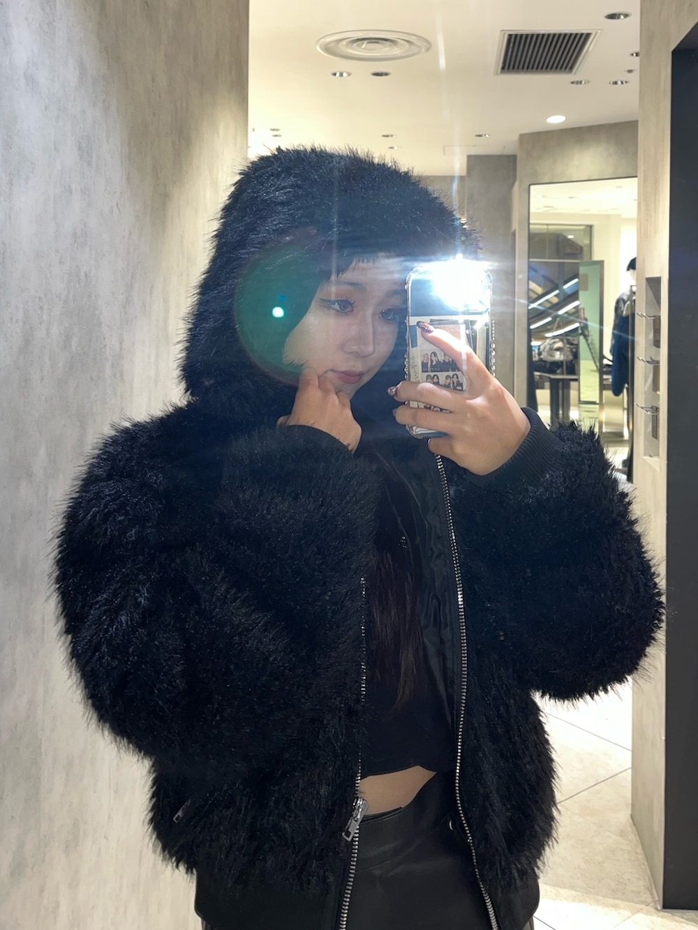 ブラック系のブーツ、グレー系のハンドバッグ、ブラック系のスカートを着用したレディースの秋コーディネートの7枚目の写真