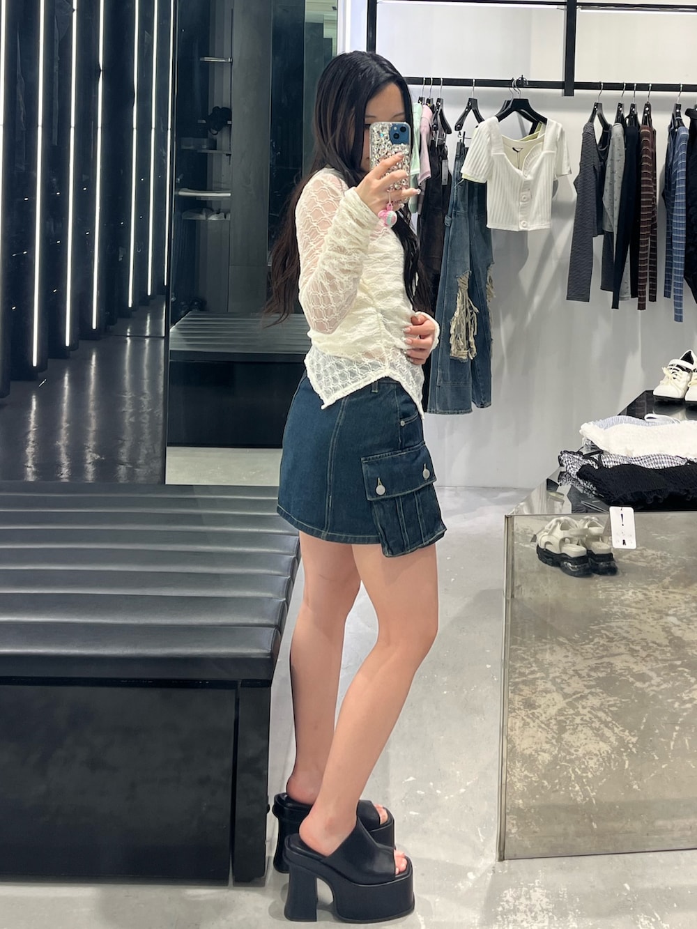 ブラック系のサンダル、ブルー系のスカート、ホワイト系のTシャツ/カットソーを着用したレディースの春コーディネートの3枚目の写真