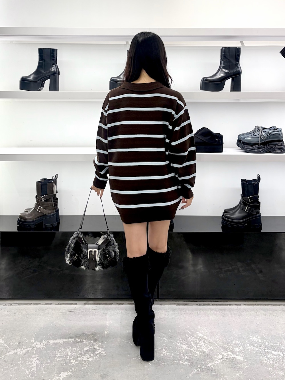 ブラウン系のワンピース、ブラウン系のその他パンツ、ブラック系のショルダーバッグを着用したレディースの秋コーディネートの5枚目の写真