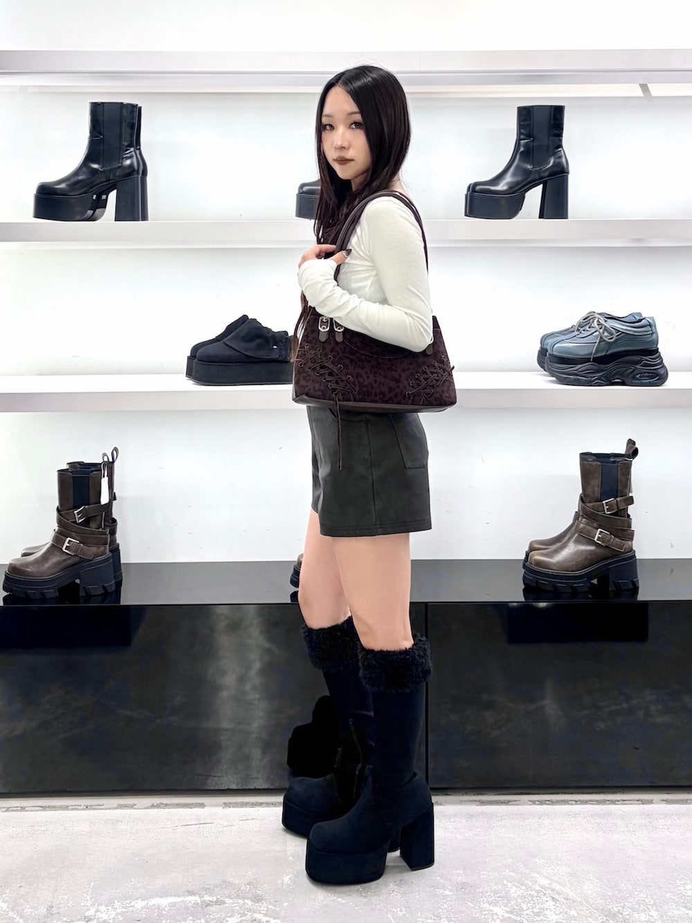 ホワイト系のTシャツ/カットソー、ブラウン系のショルダーバッグ、ブラック系のその他パンツを着用したレディースの秋コーディネートの3枚目の写真