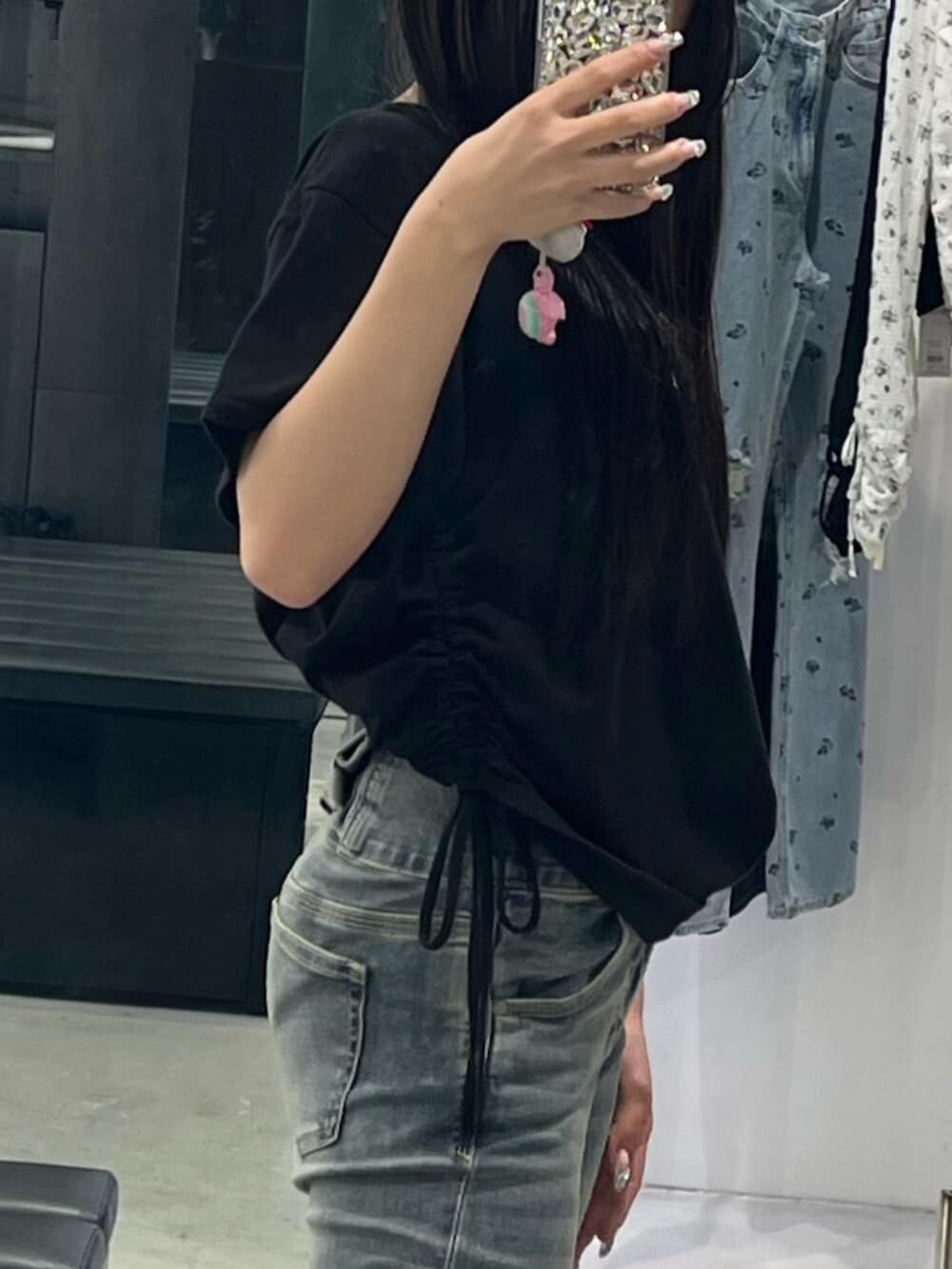 ブラック系のサンダル、ブラック系のTシャツ/カットソー、ブルー系のデニムパンツを着用したレディースの春コーディネートの9枚目の写真