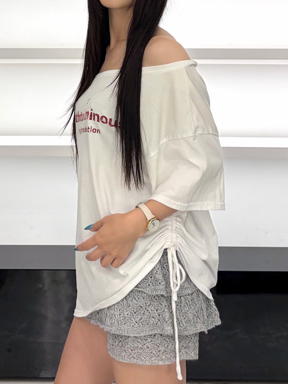 ホワイト系のTシャツ/カットソー、グレー系のスカート、ブルー系のサンダルを着用したレディースの夏コーディネートの9枚目の写真