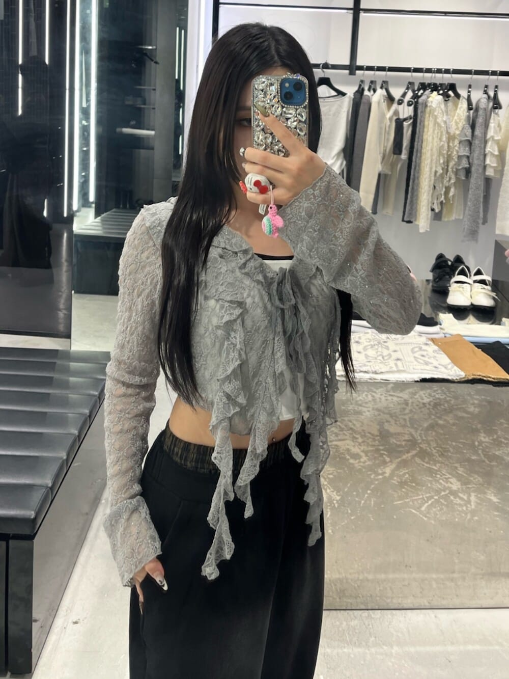 グレー系のTシャツ/カットソー、ブラック系のスウェットパンツ、ホワイト系のニット/セーターを着用したレディースの春コーディネートの4枚目の写真