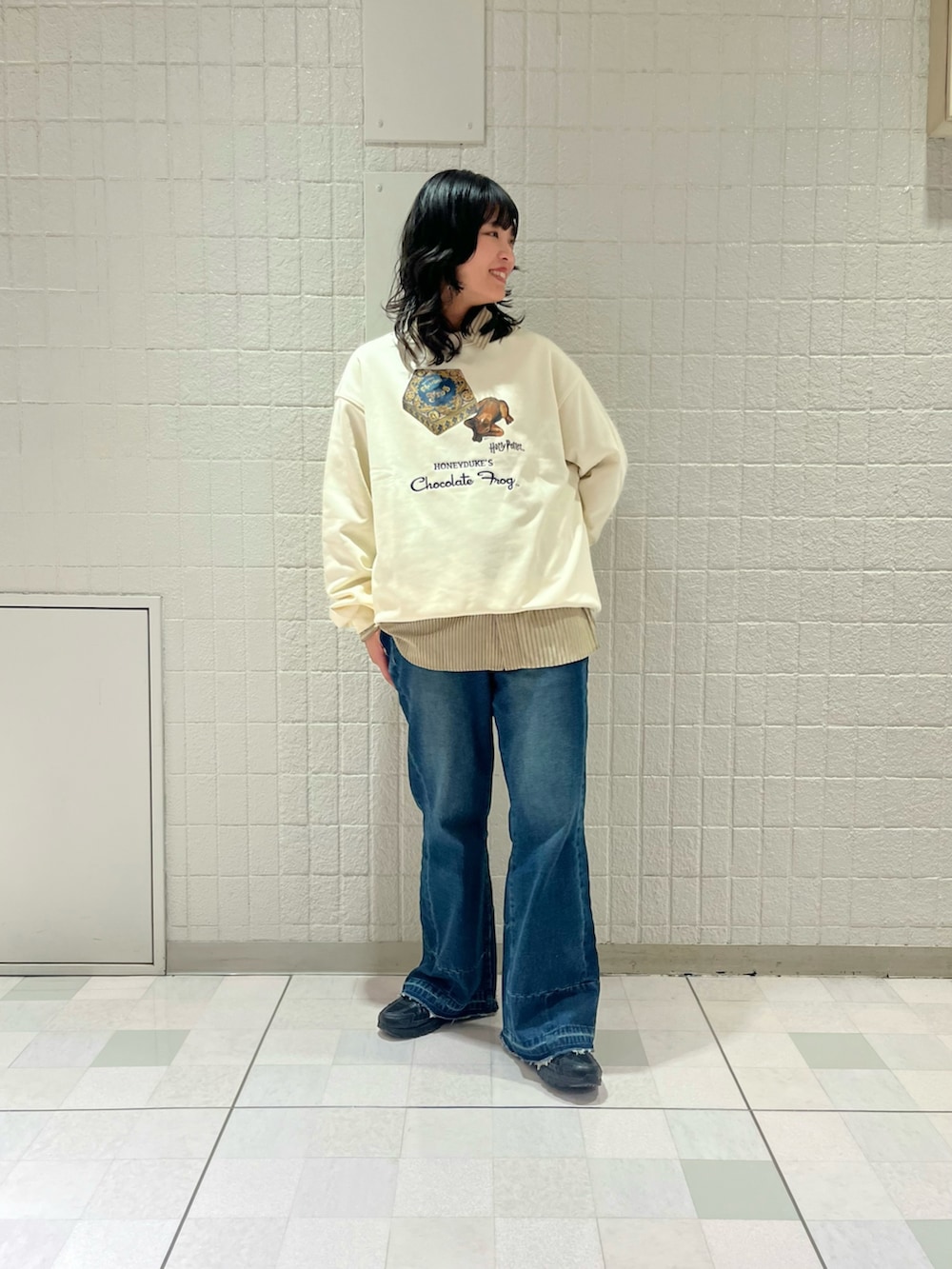 ブルー系のその他トップス、ベージュ系のシャツ/ブラウス、ブルー系のその他パンツを着用したレディースの冬コーディネートの2枚目の写真