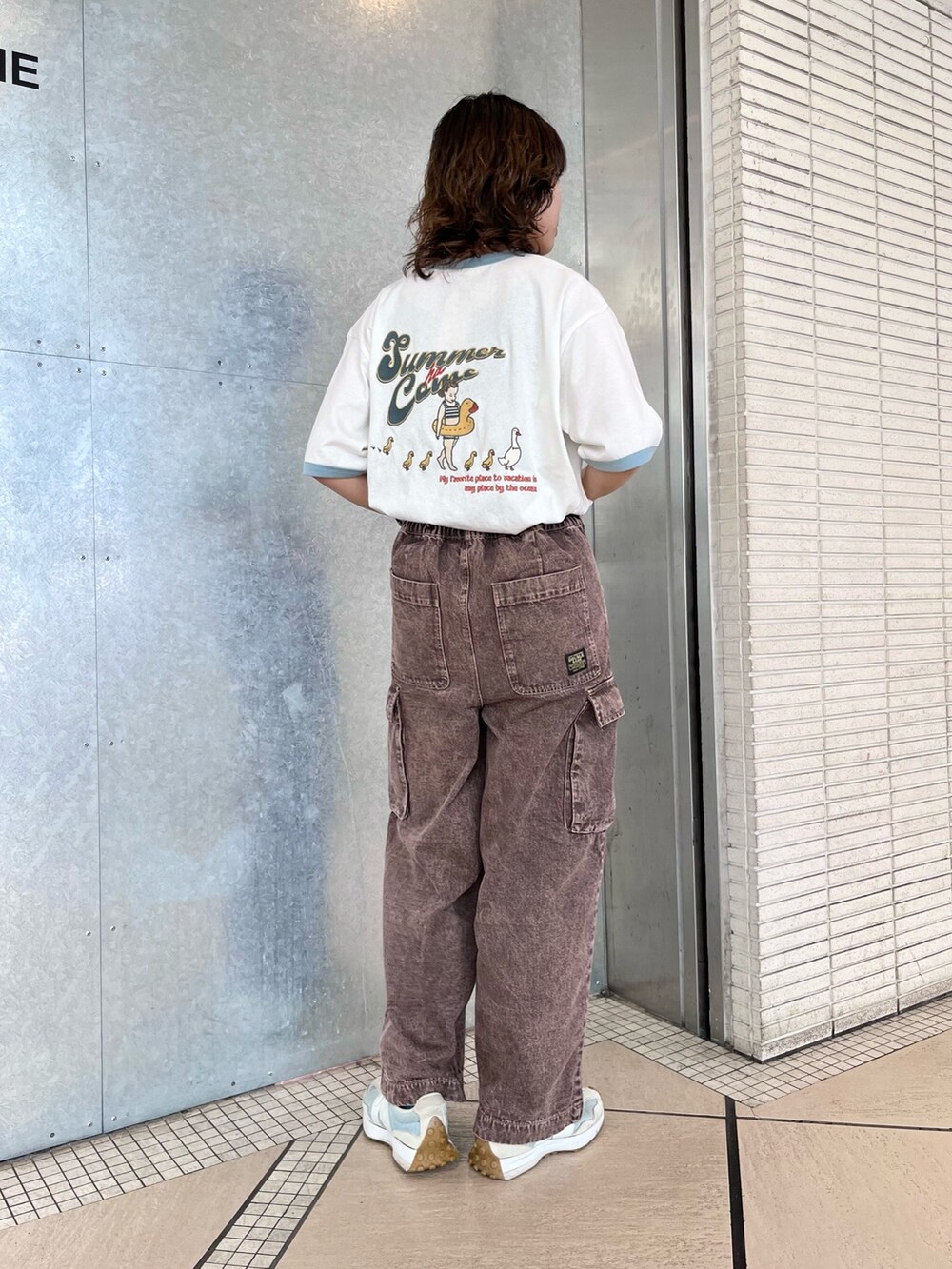 ブラウン系のデニムパンツ、ホワイト系のTシャツ/カットソー、ブラック系のベルトを着用したレディースの夏コーディネートの3枚目の写真