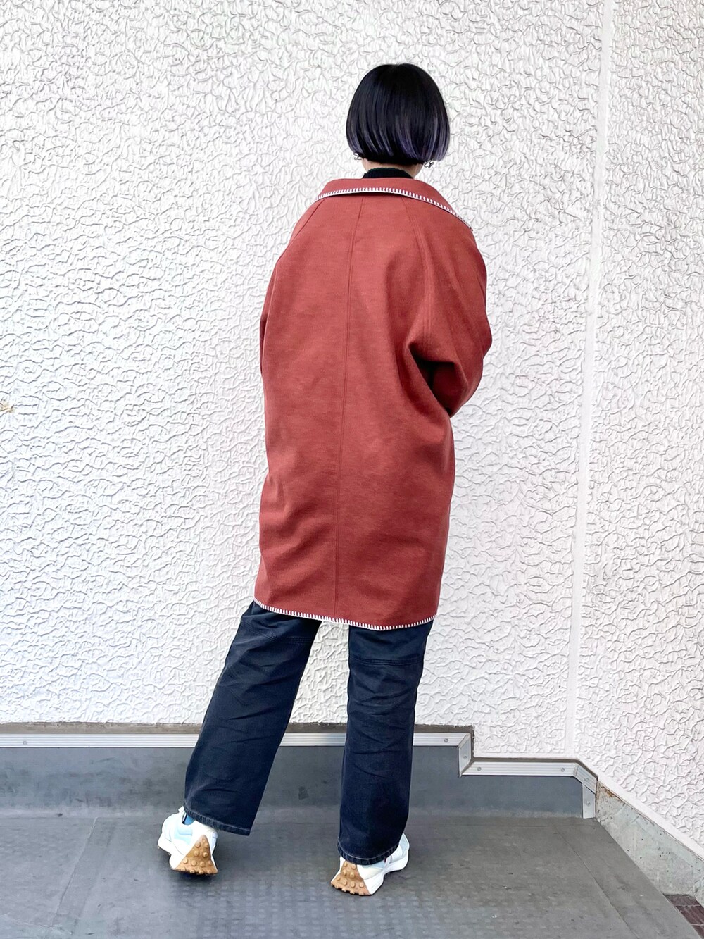 ブラック系のニット/セーター、ブラウン系のその他アウター、ブラック系のその他パンツを着用したレディースの秋コーディネートの3枚目の写真