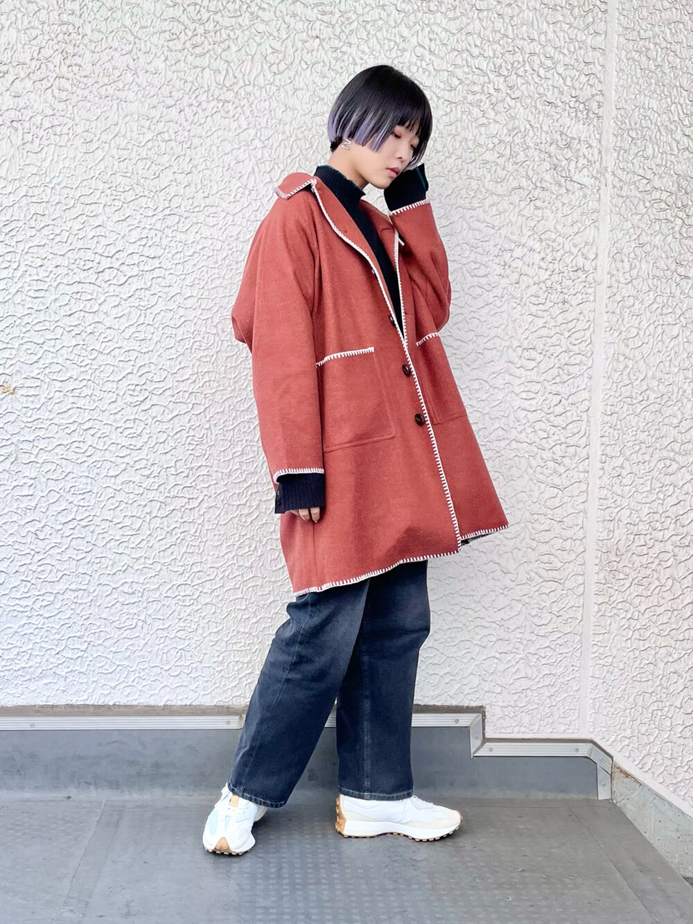 ブラック系のニット/セーター、ブラウン系のその他アウター、ブラック系のその他パンツを着用したレディースの秋コーディネートの2枚目の写真