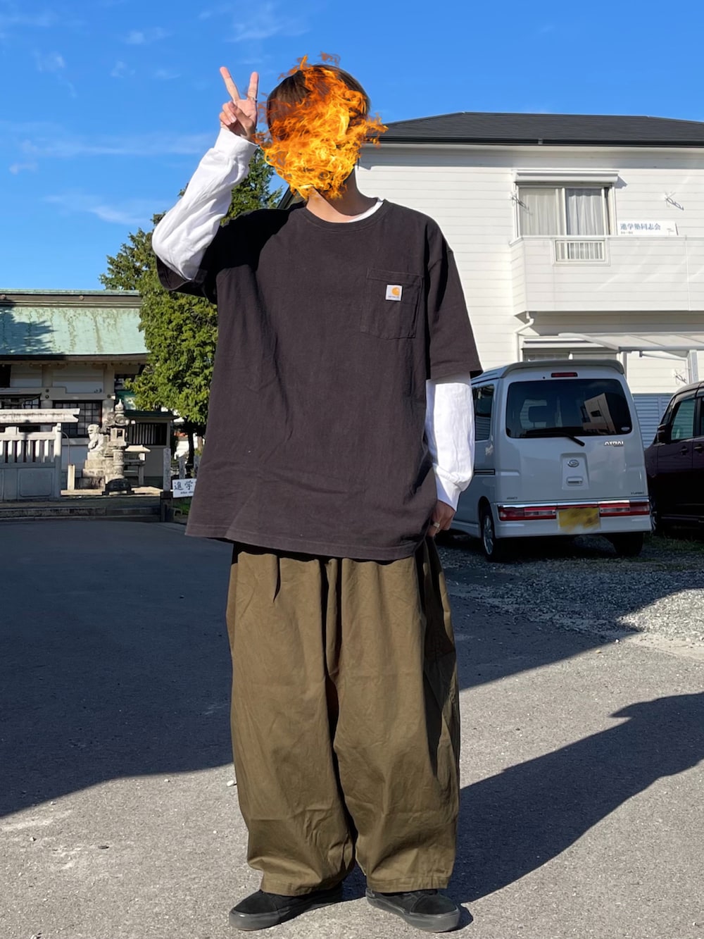 グリーン系のその他パンツ、ブラック系のスニーカー、ホワイト系のTシャツ/カットソーを着用したメンズの冬コーディネートの2枚目の写真