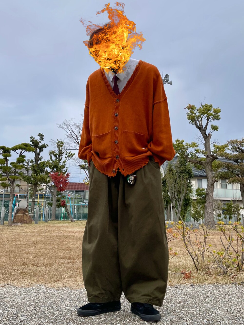 オレンジ系のカーディガン/ボレロ、グリーン系のその他パンツ、ブラック系のスニーカーを着用したメンズの冬コーディネートの2枚目の写真