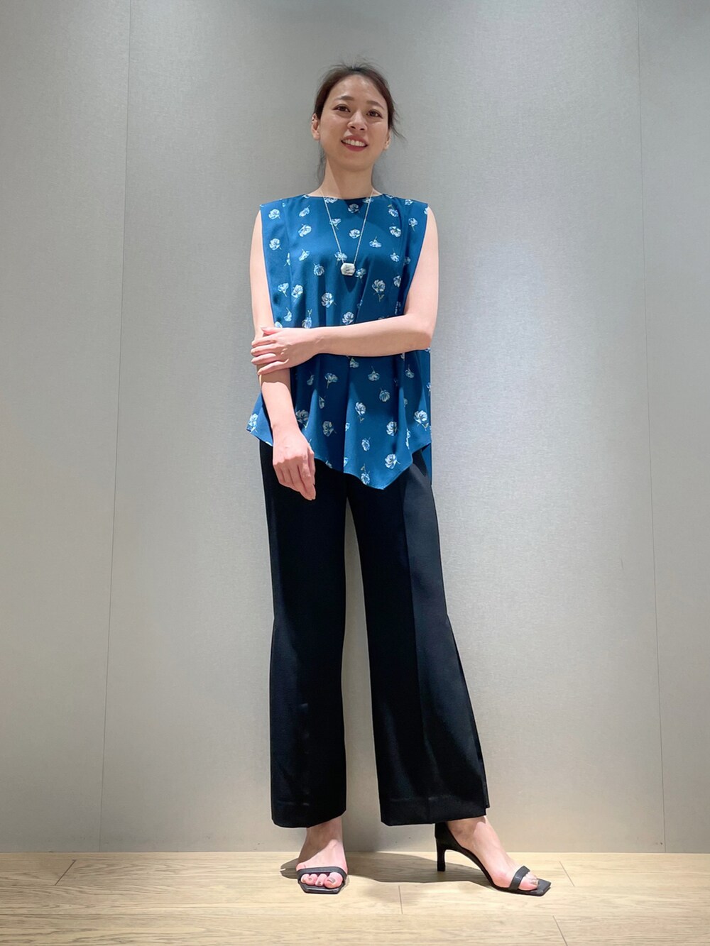 グリーン系のTシャツ/カットソー、ブラック系のその他パンツ、グリーン系のネックレスを着用したレディースの夏コーディネートの2枚目の写真
