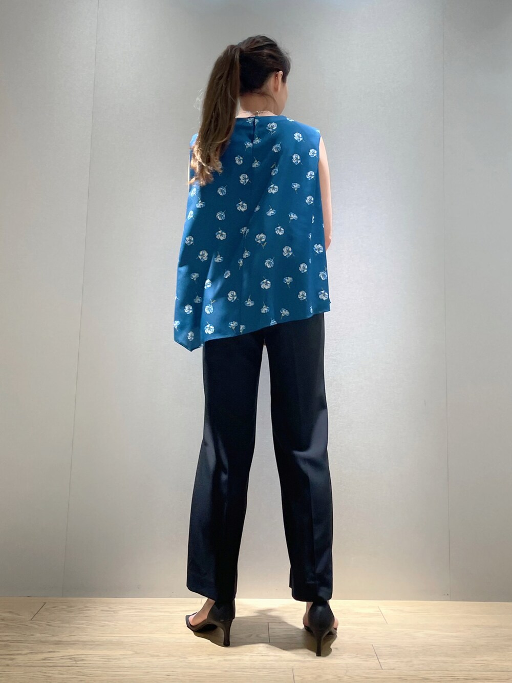 グリーン系のTシャツ/カットソー、ブラック系のその他パンツ、グリーン系のネックレスを着用したレディースの夏コーディネートの3枚目の写真