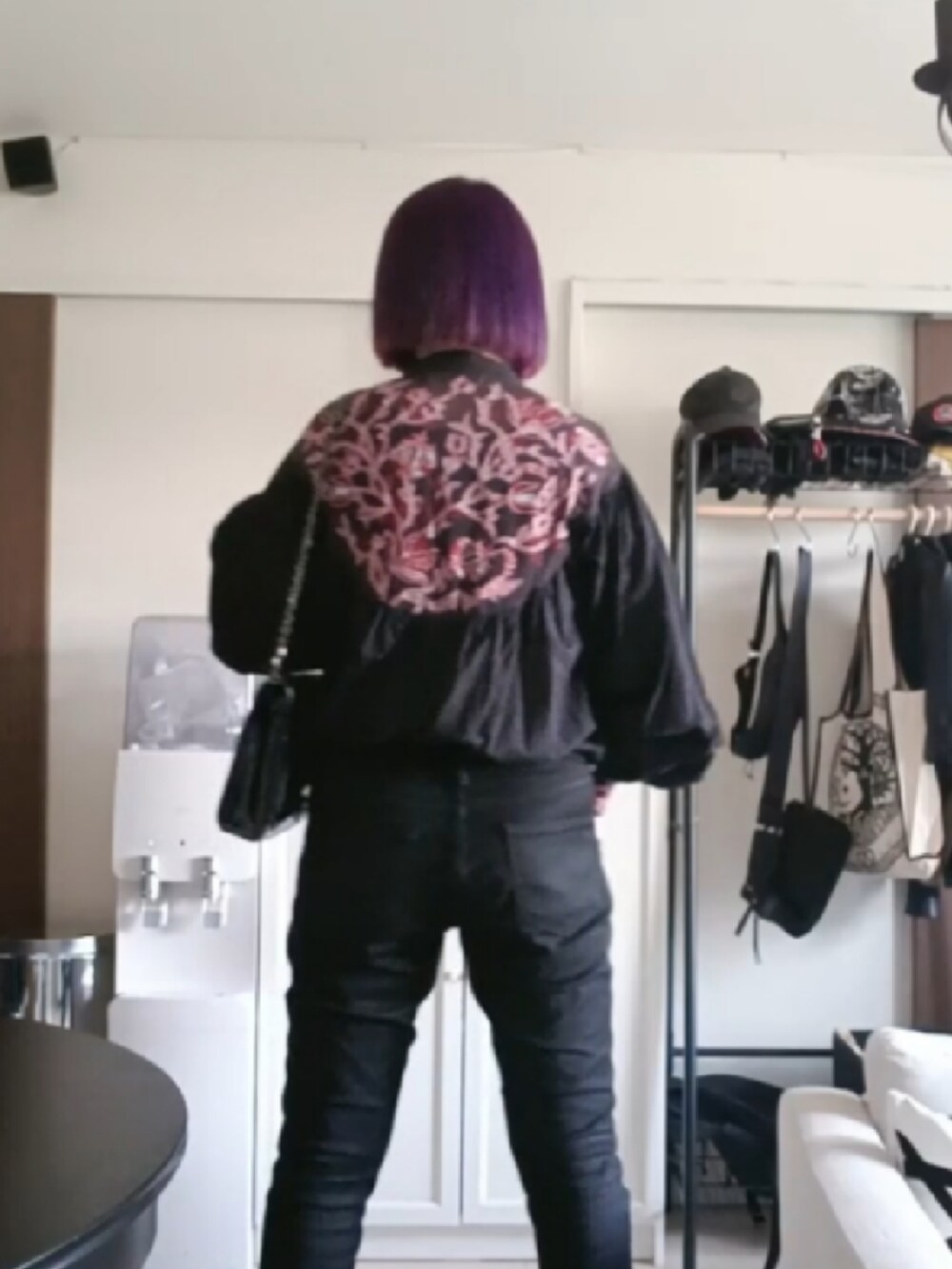 「秋っぽコーデ更新中、派手髪、刺繍ブラウス」｜「Dr. Martensのアイテム（ブーツ、レッド系）」を使った、coco.Apartmanさん（レディース・165cm）の秋コーディネートの3枚目の写真