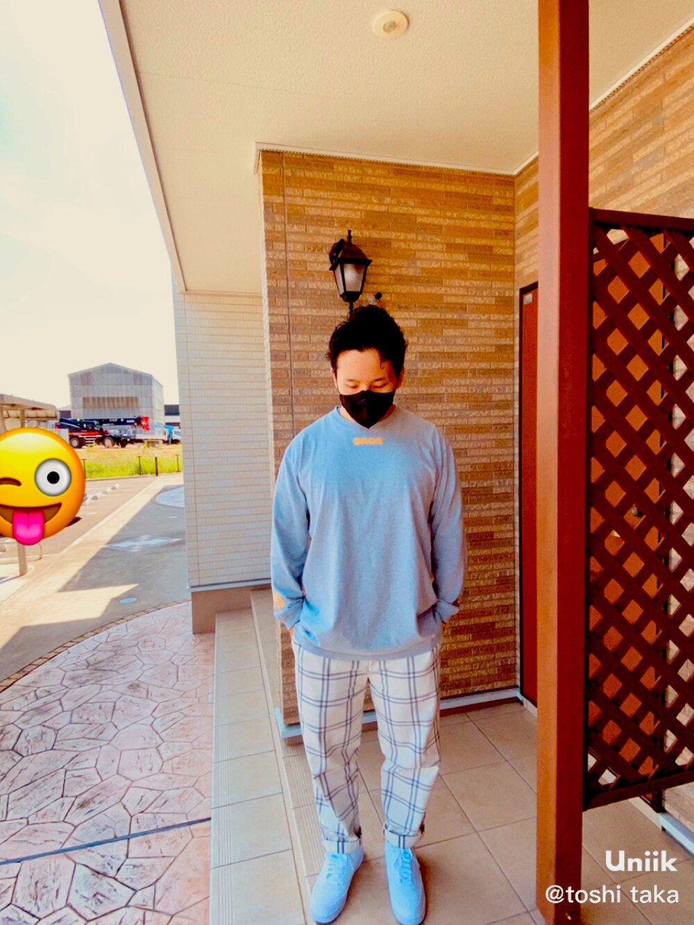 ホワイト系のその他パンツ、グレー系のTシャツ/カットソー、ホワイト系のスニーカーを着用したメンズの春コーディネートの2枚目の写真