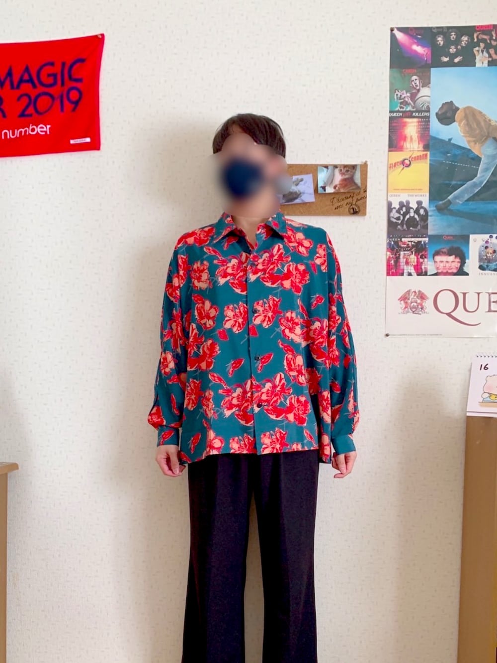 「休日スタイル、大人コーデ、キレイめ、おしゃれさんと繋がりたい、プチプラ、ワイドパンツ、シャツ、シャツスタイル、ハレ(HARE)、HARE、はながらシャツ、花柄、ドルマン、ドルマンシャツ、ムササビ」｜「HAREのワイドフレアパンツ(HARE)（スラックス、ブラック系）」を使った、WEARやるおさん（メンズ・171cm）の冬コーディネートの2枚目の写真