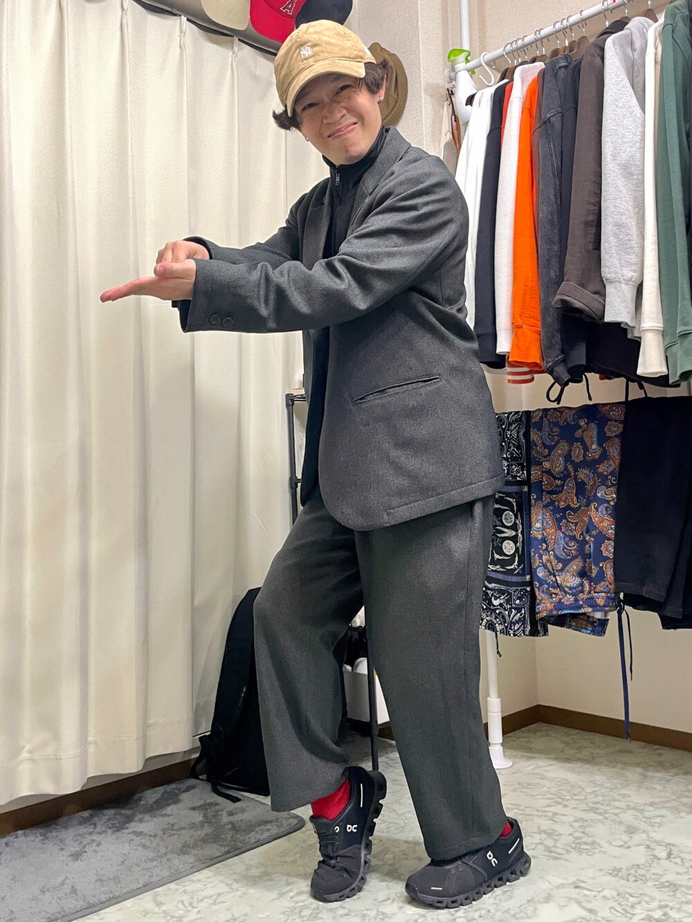 「ジャケット、セットアップ、大人カジュアル」｜「JOURNAL STANDARD relumeのTECH WOOLISH ウォッシャブル ジャケット（テーラードジャケット、グレー系）」を使った、kenbuntonkentoさん（メンズ・162cm）の冬コーディネートの3枚目の写真