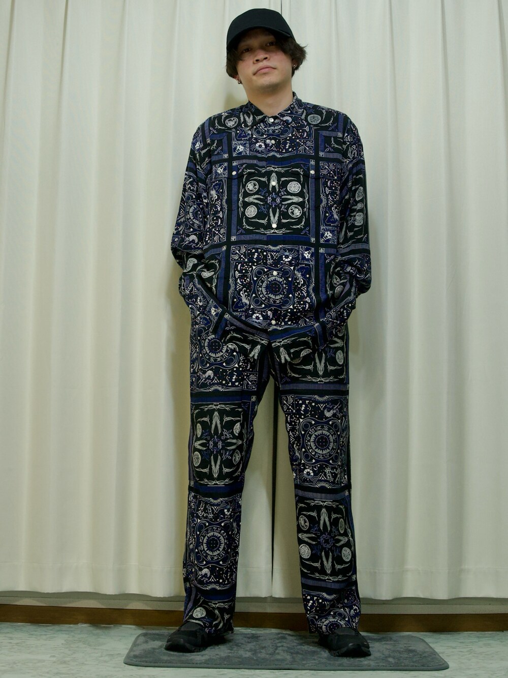 「N.HOOLYWOODのアイテム（シャツ/ブラウス、ブルー系）」を使った、kenbuntonkentoさん（メンズ・163cm）の冬コーディネートの2枚目の写真