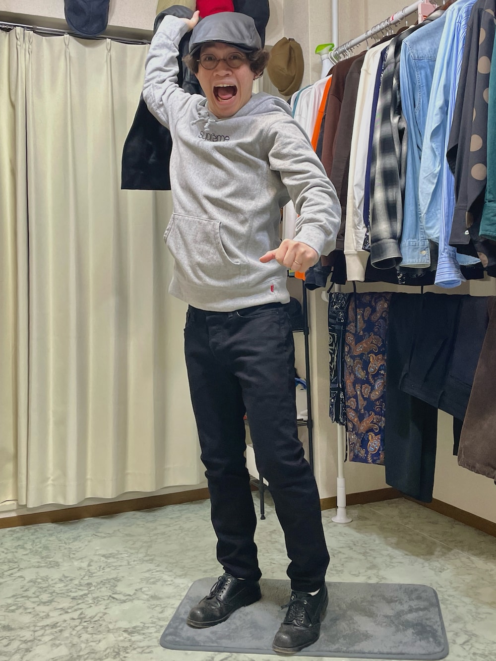 「メガネ男子、低身長コーデ、ブラックコーデ、パーカーコーデ」｜「Levi'sのアイテム（デニムパンツ、ブラック系）」を使った、kenbuntonkentoさん（メンズ・162cm）の冬コーディネートの3枚目の写真