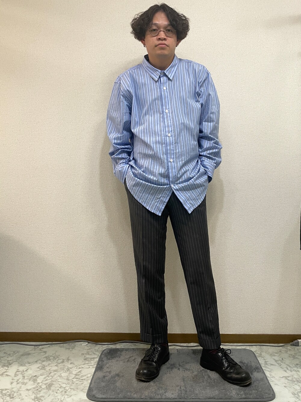 「ストライプ、今日のコーデ、古着コーデ、レザージャケット、メガネ男子、低身長男子」｜「POP TRADING COMPANYのPOP TRADING COMPANY / ポップトレーディングカンパニー STRIPED LOGO SHIRT IN BLU（シャツ/ブラウス、ブルー系）」を使った、kenbuntonkentoさん（メンズ・162cm）の冬コーディネートの2枚目の写真