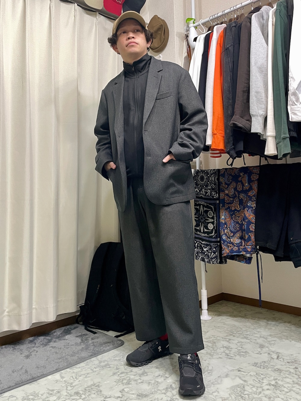 「ジャケット、セットアップ、大人カジュアル」｜「JOURNAL STANDARD relumeのTECH WOOLISH ウォッシャブル ジャケット（テーラードジャケット、グレー系）」を使った、kenbuntonkentoさん（メンズ・162cm）の冬コーディネートの2枚目の写真