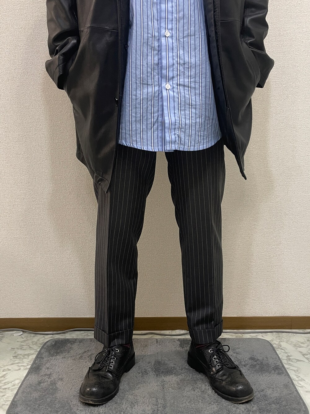 「ストライプ、今日のコーデ、古着コーデ、レザージャケット、メガネ男子、低身長男子」｜「POP TRADING COMPANYのPOP TRADING COMPANY / ポップトレーディングカンパニー STRIPED LOGO SHIRT IN BLU（シャツ/ブラウス、ブルー系）」を使った、kenbuntonkentoさん（メンズ・162cm）の冬コーディネートの5枚目の写真