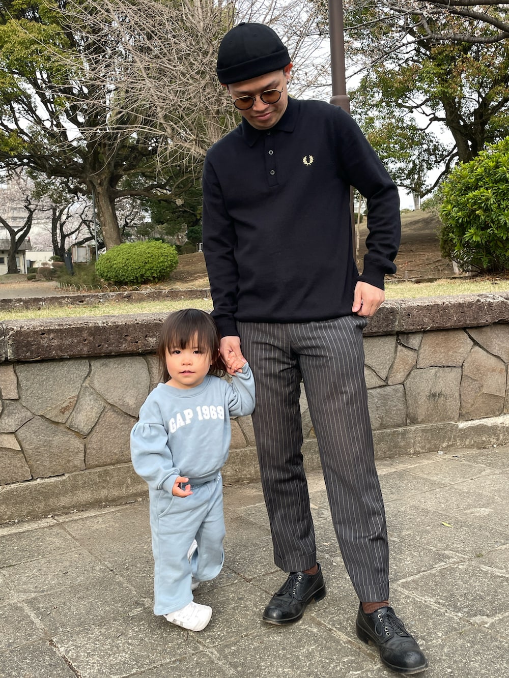 「古着MIX、春めき満開コーデ、シンプルスタイル、ストライプ、ストライプパンツ」｜「FRED PERRYの【FRED PERRY / フレッドペリー】CLASSIC KNITTED SHIRT LS（ニット/セーター、ブラック系）」を使った、kenbuntonkentoさん（メンズ・162cm）の春コーディネートの2枚目の写真