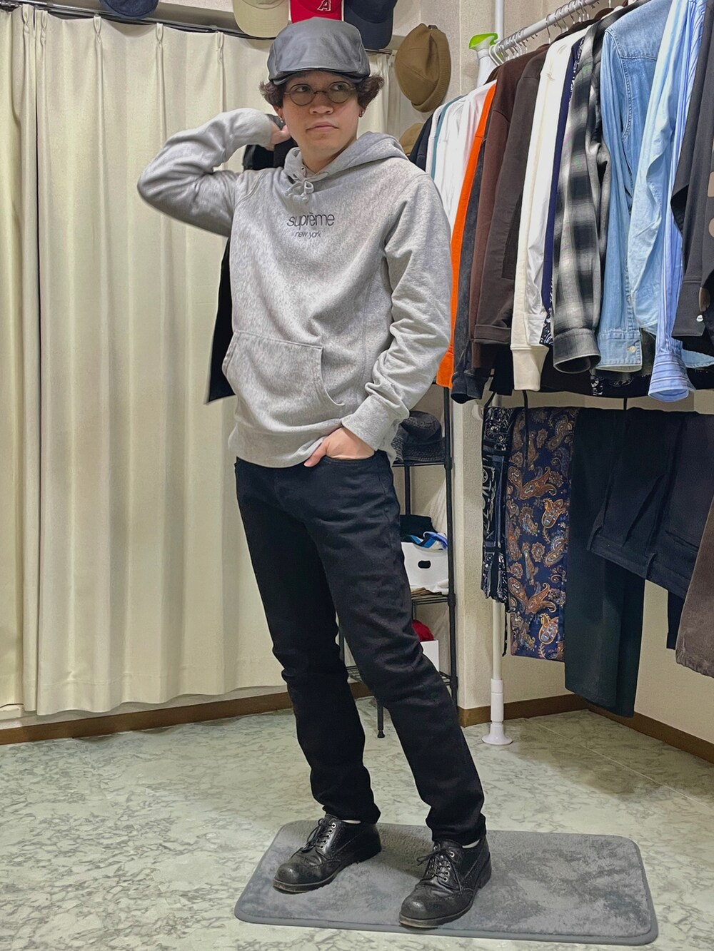 「メガネ男子、低身長コーデ、ブラックコーデ、パーカーコーデ」｜「Levi'sのアイテム（デニムパンツ、ブラック系）」を使った、kenbuntonkentoさん（メンズ・162cm）の冬コーディネートの2枚目の写真
