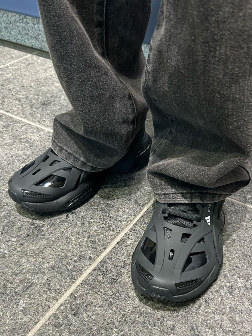 「adidas、アディダス、スポーツウェア、スポーツ、スーツ、ステラマッカートニー、Stella McCartney、シャツ、ワイシャツ」｜「adidasのプレミアム レギュラーフィット ダブルウィーブ ボタン付き長袖シャツ / アディダス adidas（シャツ/ブラウス、ブラック系）」を使った、TMさん（レディース・166cm）の春コーディネートの2枚目の写真